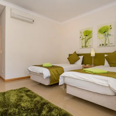 Charming Family Townhouse In Albufeira, Algarve